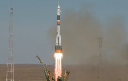 Trd pristanek Sojuza: rusko-ameriška posadka preživela razpad rakete