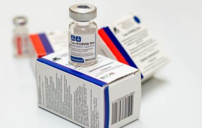 Slovenija po novem priznava ruske PCR teste. Prihaja tudi rusko cepivo?