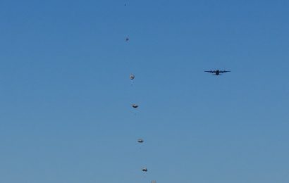 Spominski skok padalcev na letališču v Cerkljah ob Krki