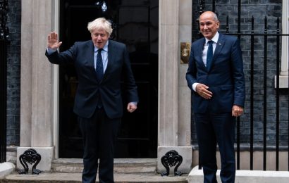 Predsednik vlade Janez Janša z britanskim premierjem Borisom Johnsonom v Londonu