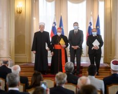 Predsednik Republike Slovenije Borut Pahor na posebni slovesnosti v Predsedniški palači vročil državna odlikovanja