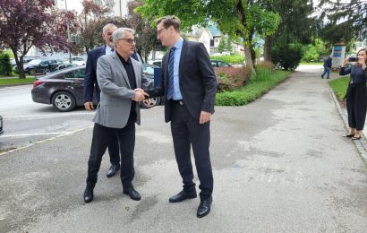 Minister Han na obisku v podjetju Melamin v Kočevju o poteku sanacije podjetja