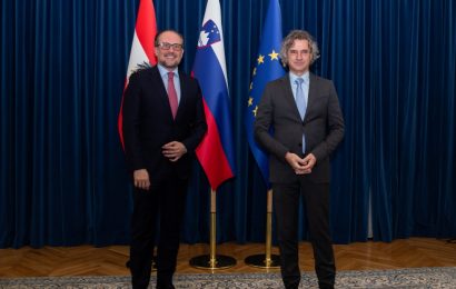 Predsednik vlade dr. Robert Golob se je srečal z avstrijskim zunanjim ministrom Alexandrom Schallenbergom