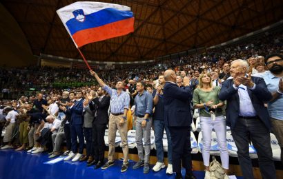 Minister Arčon na prijateljski košarkarski tekmi med Slovenijo in Italijo v Trstu