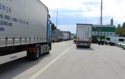 Šoferji tovornjakov delajo nedovoljene nadure in se ne držijo pravil, saj jih v to silijo delodajalci?