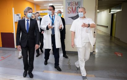 Predsednik vlade dr. Robert Golob obiskal dve osrednji zdravstveni ustanovi