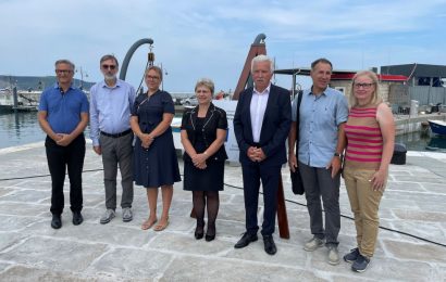 Ministrica Šinko na otvoritvi prenovljenega ribiškega pristanišča v Izoli